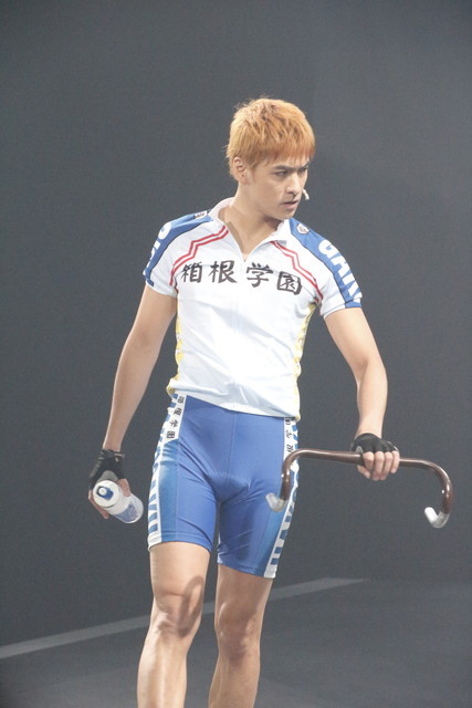 「弱虫ペダル」　このハンドルをロードバイクに見立てて演技する。実際に車体はないのに、あるように見えてくるから不思議。