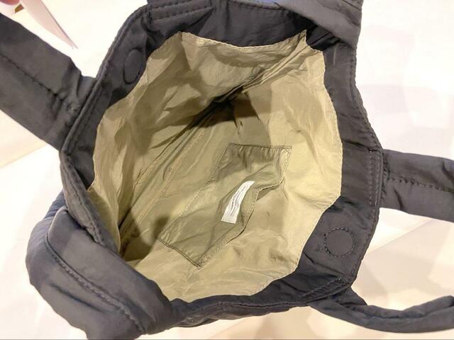 【B:MING by BEAMS キルト トート バッグ】内側はカーキのような色味。小物を入れやすいポケットが1つ付いています