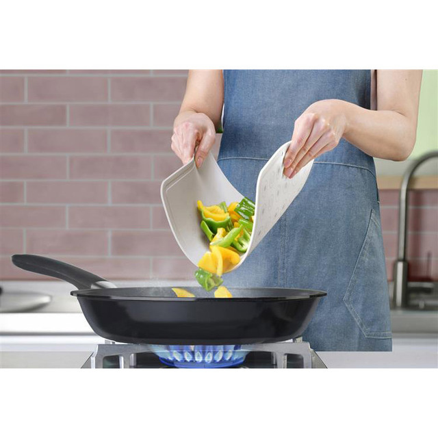 【ロフト「キッチン便利グッズ」売上ランキング 10位】「魔法のまな板 Lサイズ（ウエルスジャパン）」1,397円（税込）