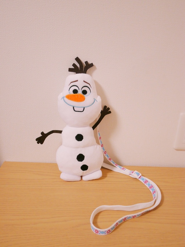 ショルダーバッグ 3,200円｜「アナとエルサのフローズンジャーニー」をテーマにしたグッズ｜東京ディズニーシー新テーマポート「ファンタジースプリングス」
