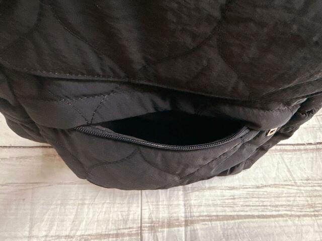 合計8つの多ポケットで仕分け収納できます。ポケット2：フロント下部のファスナーポケット