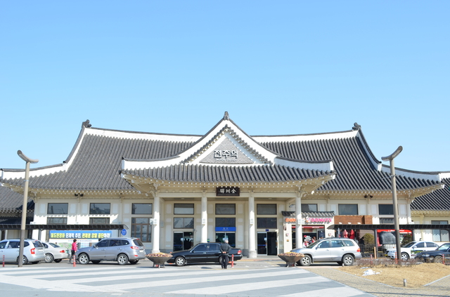 伝統家屋の街らしい重厚な造りの全州駅。ソウルの龍山（ヨンサン）駅からKTX（高速鉄道）で約100分
