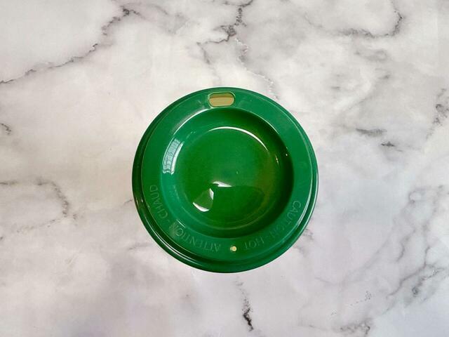 飲み口付きでキャップをしたまま飲めます