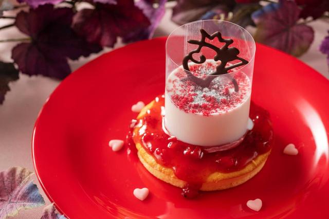 クイーン・オブ・ハートのバンケットホール「パンケーキ、ラズベリームース＆ヨーグルトクリーム」 850円