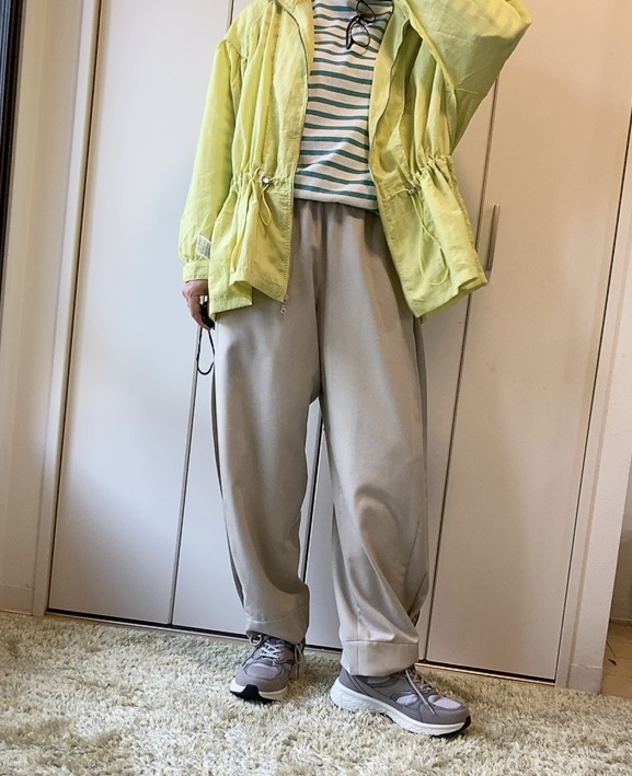 【ワークマン レディースサーバーバスクシャツ】蛍光イエローのシェルジャケットと合わせた春スタイル