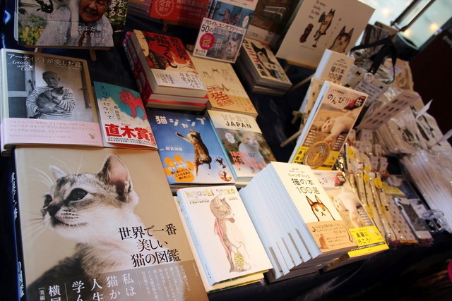 猫グッズの販売スぺースも充実