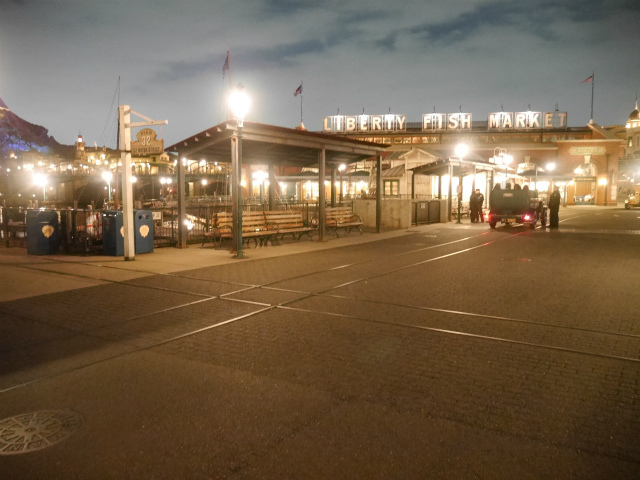 ゲストを待つビックシティービーグル乗り場とキャスト。©Disney