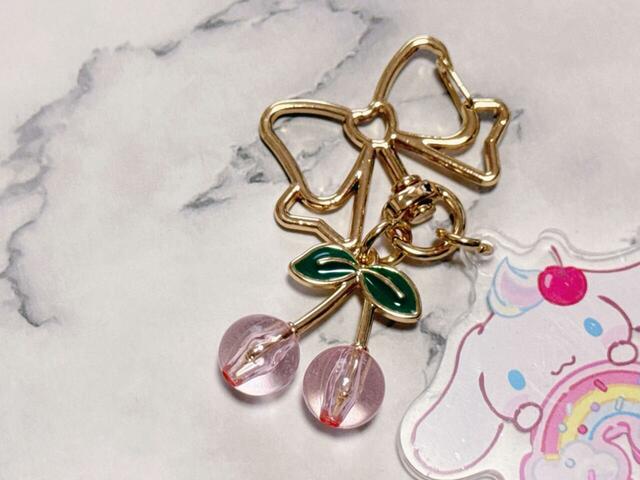 さくらんぼはクリアピンクで高さ約1cmほど