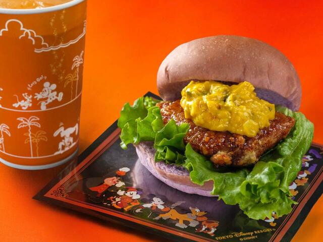 スペシャルセット 1,080円｜東京ディズニーリゾート「ディズニー・ハロウィーン」スペシャルメニュー｜販売店舗：東京ディズニーランド「スウィートハート・カフェ」｜販売期間：2025年9月16日（火）〜10月31日（金）