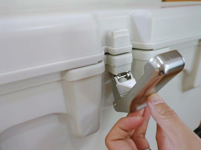 【アイリスオーヤマ HUGEL 真空断熱クーラーボックス60L】開閉時は前面の3カ所の留め具を操作します