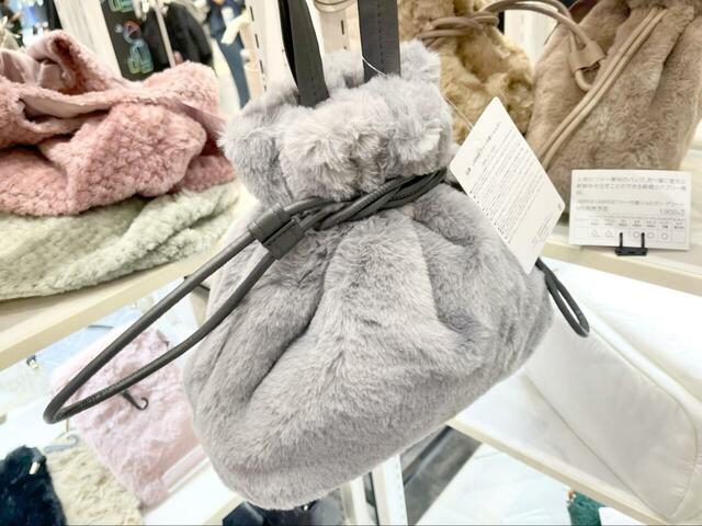 【ワークマン ファー巾着ショルダー】ショルダーと手持ちの2WAY仕様で使える高見えバッグです