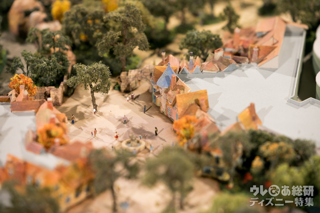 ガストンとルフウの噴水を挟んで反対側はショップ