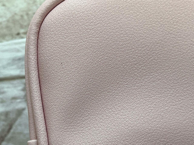 シボ感のある、リッチなレザー調の生地