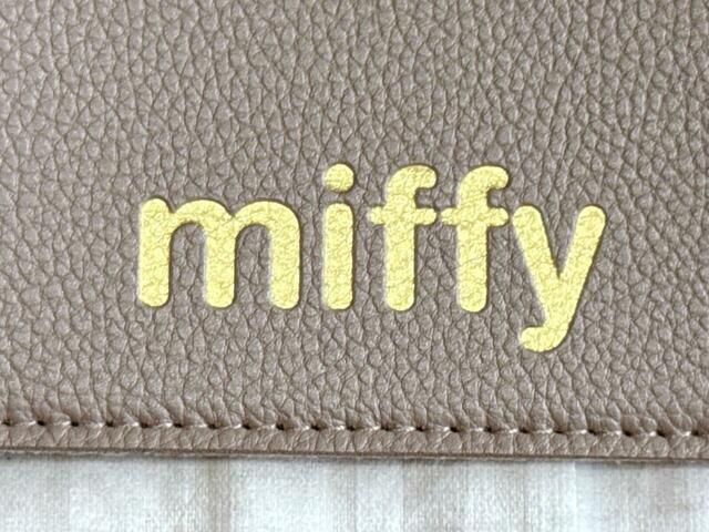 正面下部の「miffy」ロゴもゴールドの箔押しデザイン！