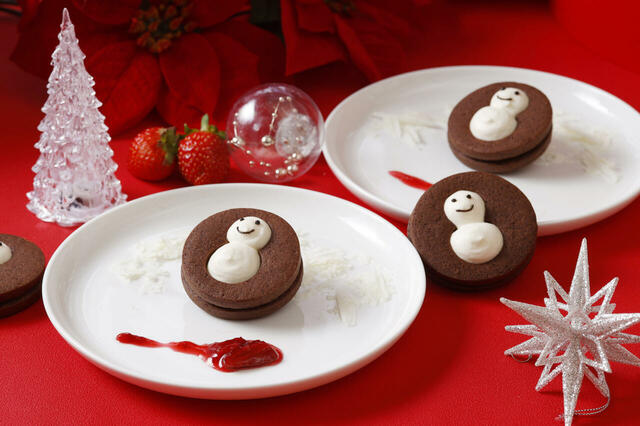 「スノーマンのクッキーサンド」＜期間：2025年11月10日～12月25日＞【真っ赤に艶めくいちごや可愛いスノーマンがお出迎え♪インターコンチネンタル 東京ベイの「ストロベリーフェア」第一弾がスタート！】