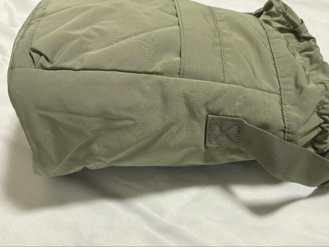 【UNIQLO：C　ミニショルダーバッグ】小雨程度の水を弾く撥水加工が施されているのも◎！