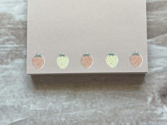 いちごのカラーもくすみカラーなので大人かわいい印象♪