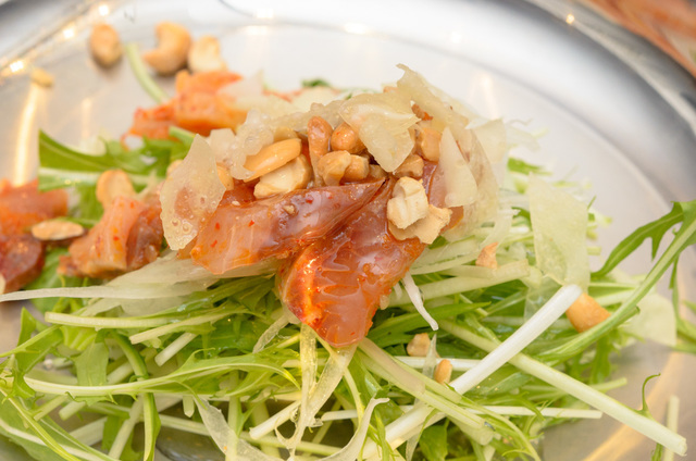 2017年12月23日よりの新ウインターメニュー「寒ブリの中華風刺身」。その場で混ぜ合わせて提供してくれる｜メインダイニング ギャラリー「舞子高原ホテル」