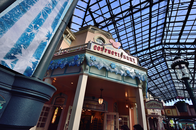 ワールドバザールの店舗も飾り付けられています ©Disney