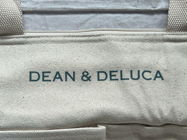 フロントには「DEAN ＆ DELUCA」のロゴ入り！
