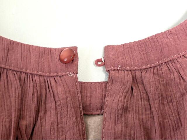 【ジーラ バイ リュリュ　楊柳ティアードワンピース】首の後ろでボタンで留めるタイプのワンピースです