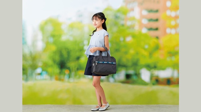 【LeSportsac×familiar「ボストンバッグ」】 ハンドバッグのような手持ちスタイルや、ショルダー紐を調整して斜め掛けや肩掛けも可能