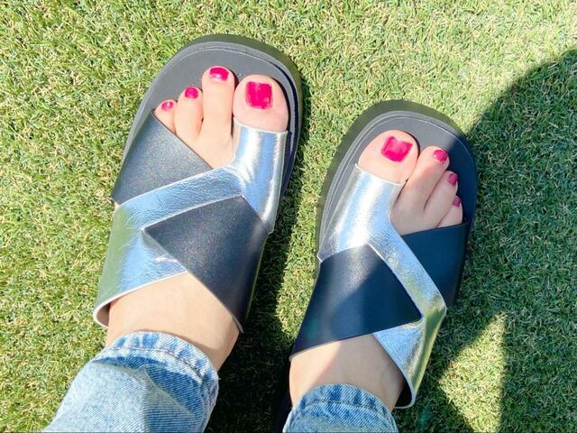 【niko and ... オリジナル厚底トングサンダル】砂利道や芝生でも安定感のある履き心地で、安心して歩けます♪