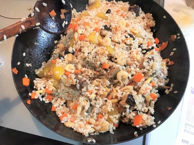もちごめに干しエビ、干し椎茸をはじめ、たけのこ、にんじん、甘栗など好きな具材を入れていく。蒸すことを考えて、ここで炒めすぎない