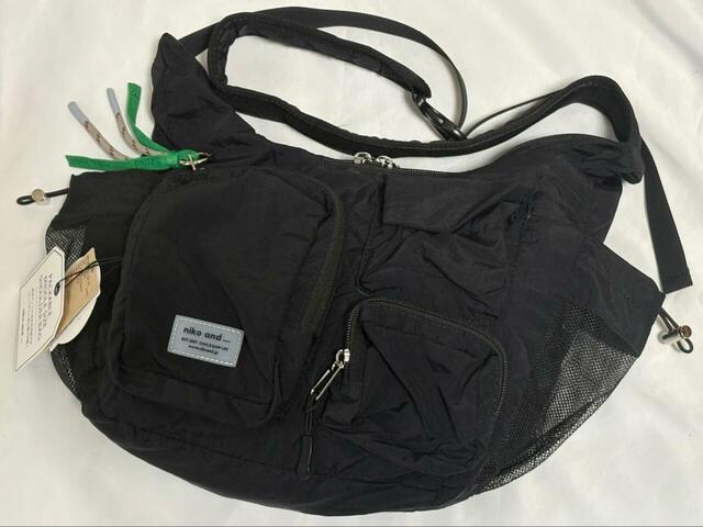 【niko and ... オリジナルライトパッカブルマルチショルダーバッグ】サイズは幅27×高さ29×マチ11cm。重さは約150gと超軽量！