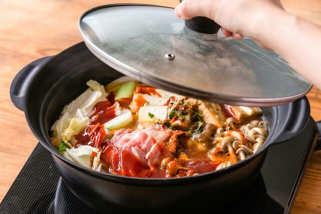 「キムチチゲ」具材や粉末スープ、かやくを入れたら煮込むだけ！