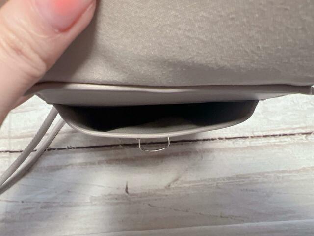 内側のポケットはスマホを入れるのにぴったり