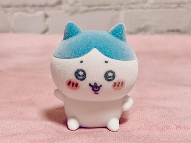 【ちいかわ 豪華版1 フロッキーフィギュア6体セット付き】ハチワレも手を振っています♪