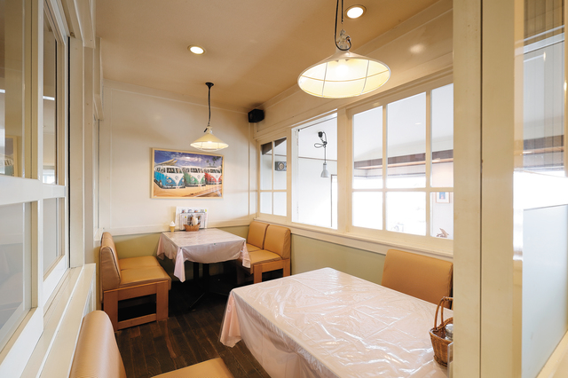 白壁の店内。オムライスやパスタが食べられるモーニングも人気｜COFFEE Dolphin