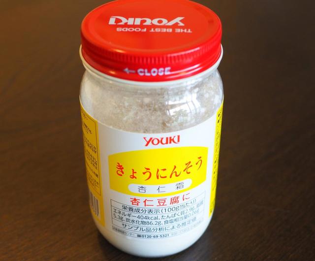 【おうちで楽しむ台湾ごはんvol.10　杏仁豆腐】はネットでさまざまな杏仁霜(きょうにんそう）が購入できる。こちらは１５０グラム入り。２０グラムで小さなカップ４個分作れるので、１瓶あれば何度も楽しめる