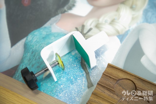 電気スタンドを取り付けるためのクランプ