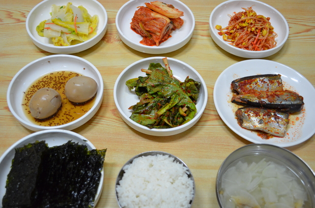 南部市場の近くでたまたま入った大衆食堂の定食。これで５０００ウォン。キムチやナムルはおかわりできる