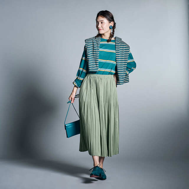 レディース撥水ランダムプリーツスカート(税込1,900円)カーキ/同系色でまとめた着こなし例