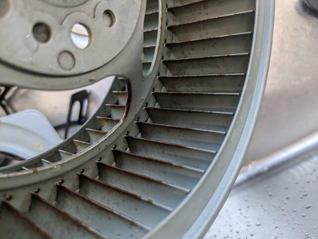 【アイリスオーヤマ スチームクリーナーハンディタイプ(STM-305R-C)】換気扇内部のシロッコファン。スチームで汚れを浮かせた後、オキシクリーンで漬けおきし再度スチームで仕上げます