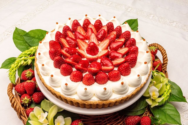 【キル フェ ボン】「イチゴとカスタードプリンのタルト」whole(25cm) ¥10,908／どこか懐かしい、プリンアラモードをイメージしたタルト