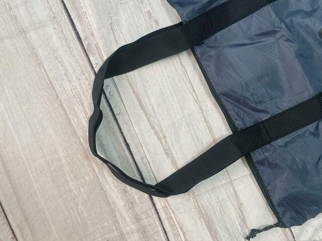 持ち手の長さは長めで、アウターを羽織ってもラクラク肩がけ可能！