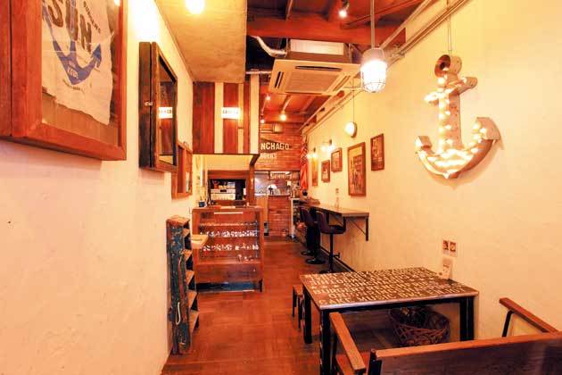 SUNCHAGO BURGERS（兵庫・元町） 家具や内装もDIYなアメリカンスタイル。前身は10年間、衣料店というから驚き。