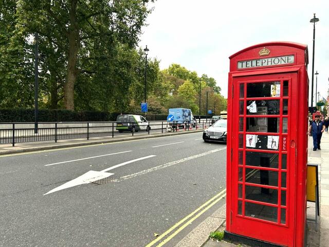 イギリスの象徴ともいえる真っ赤な電話ボックス。スマホが普及した今、実用性はなく、オブジェとして街の随所にそのまま置かれている