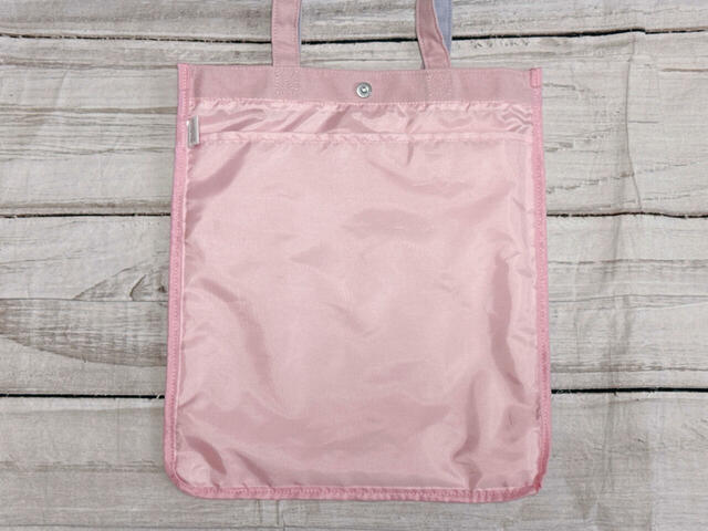 内側の背面側にはバッグと同じ幅の大きめのポケット付き！書類やノートPCの収納にぴったり