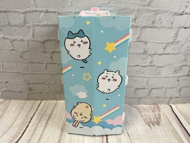 【最新付録 ちいかわガシャポン】背面には白目のちいかわたちが。ちょうど今アニメで放送されている「ちいかわの夢」編のイラストです!