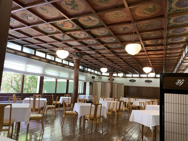 花鳥風月が描かれた格天井や牡丹の花の彫刻