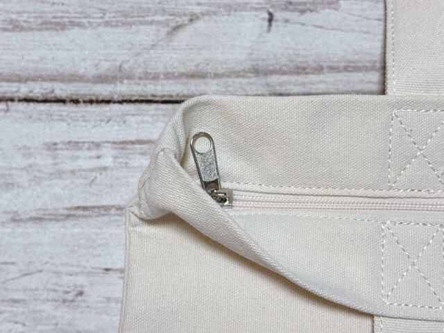 開口部にはファスナーつき。中身が見えたり落ちたりする心配がなく、安心して持てます！