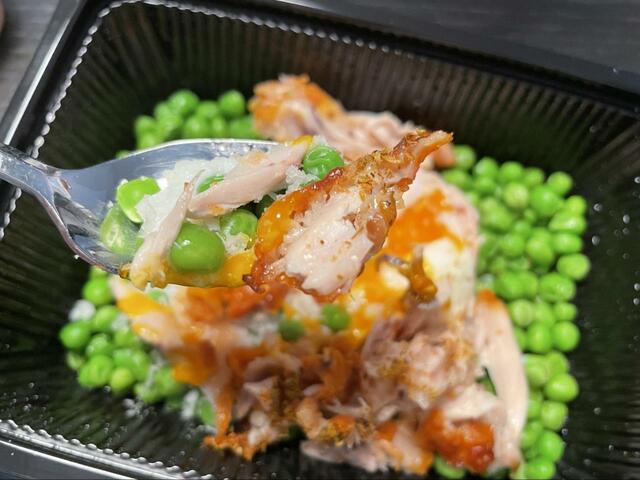 【サイゼリヤ 柔らか青豆とペコリーノチーズの温サラダ・辛味チキン】彩も◎