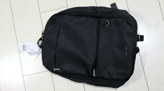 【Honeys 多収納スクエアリュック】サイズは(約)横43×縦28×マチ10cm。丸みのある四角形で、シルバーのファスナーやDカンがポイントです♪