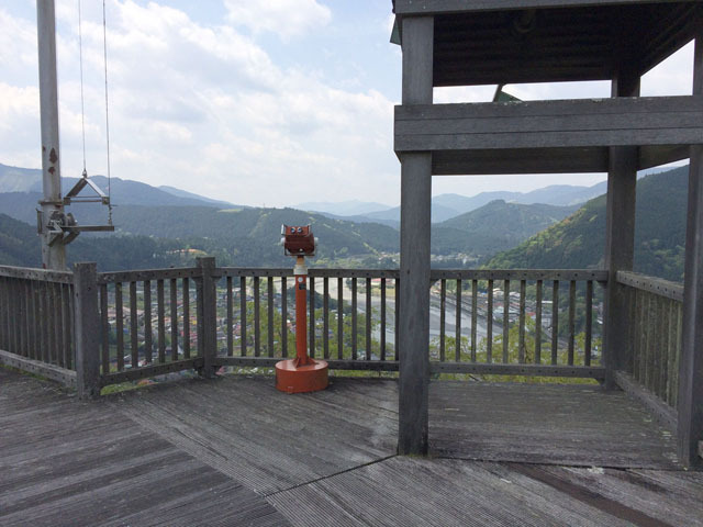 千頭駅をすぐ下に見下ろせる