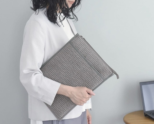 【ボンマモン「すっきりスリムな ヌビ風 PCケース」】装飾なしのシンプルデザインでかさばりにくく、荷物の多い日でも持ち運びやすそう